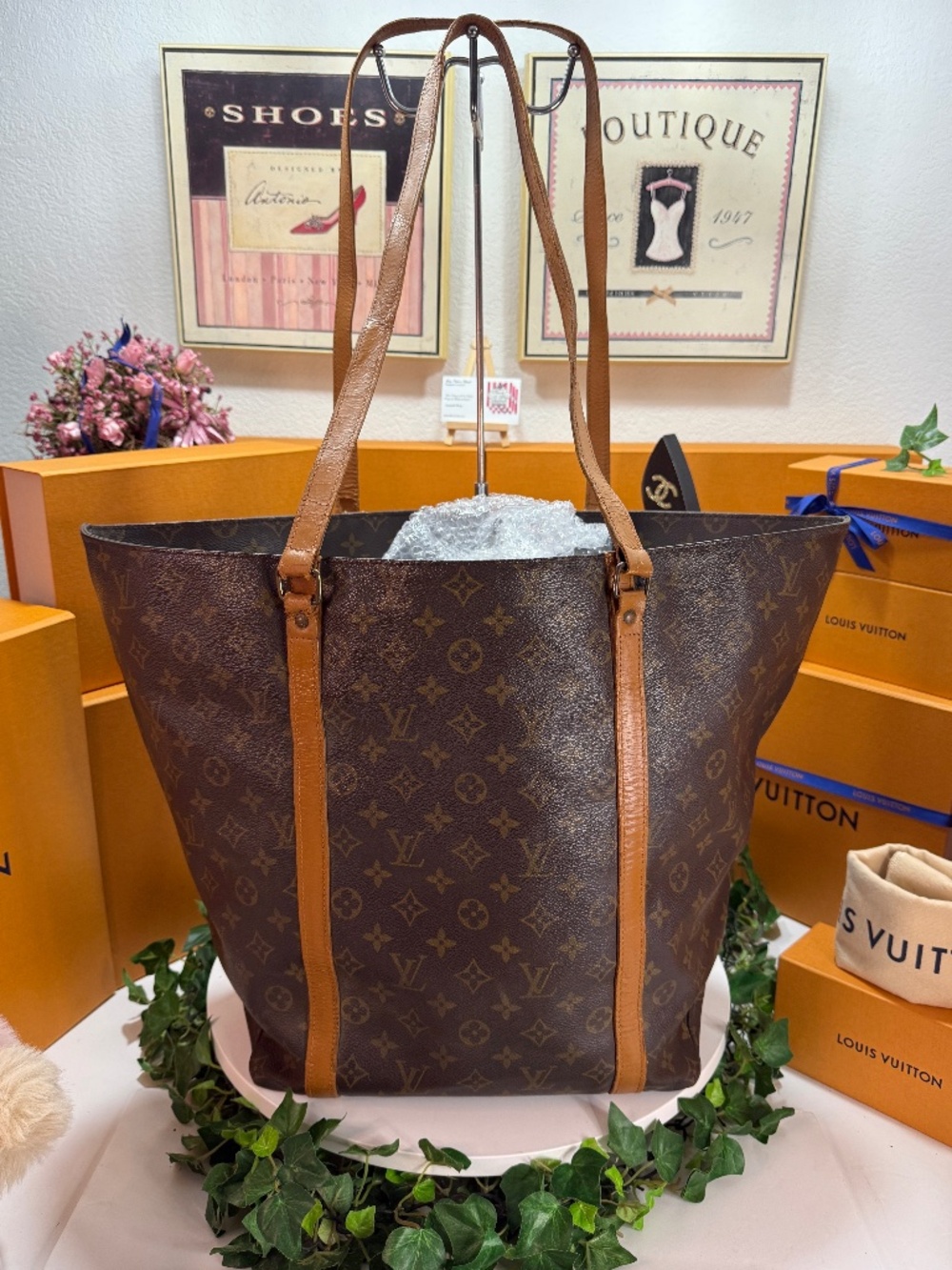 LOUIS VUITTON HUGE MONOGRAM TOTE! - Picture 15 of 17